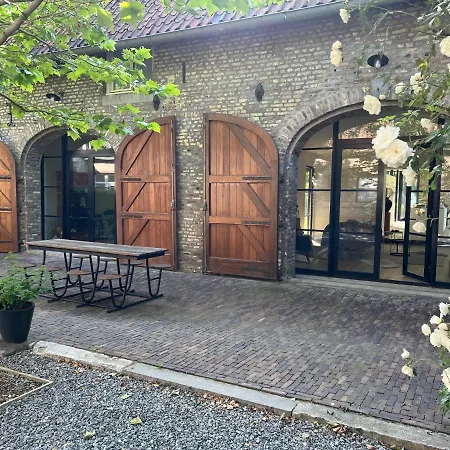 לינה וארוחת בוקר Sjaanderhof 4*