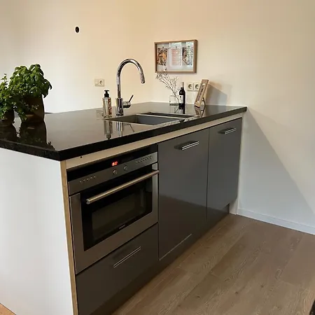 לינה וארוחת בוקר Sjaanderhof 4*